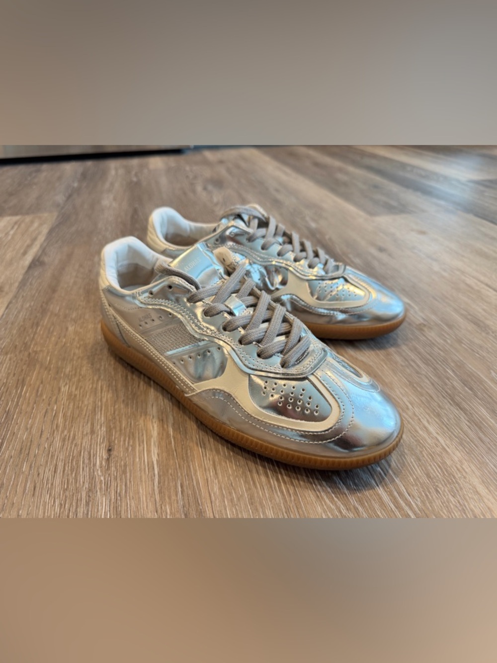 Alohas tennis shoes
